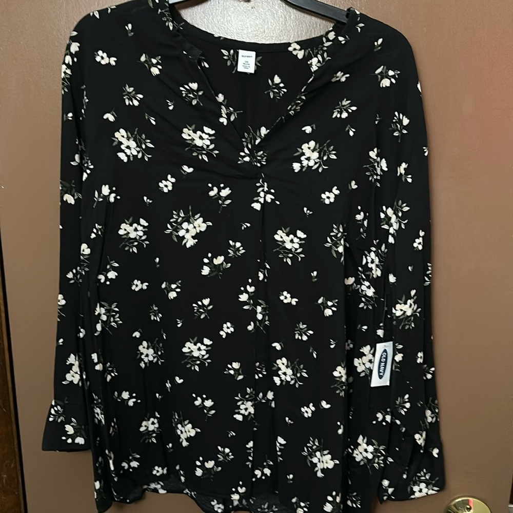 Old Navy floral top never worn, tags still on. Black with white flowers.